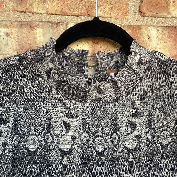 Free People Roma Smocked Sheer Reptile Print Blouse🖤 - Picture 4 of 12